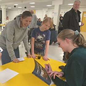 Nesodden Bridgeklubbs yngste medlem, Edvin Iversen og mamma Toril, fikk boka signert av Sofie på spillekvelden