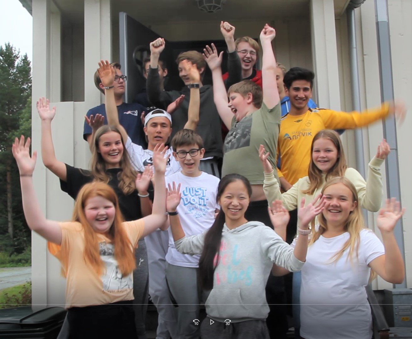 Glade ungdommer på sommerleir